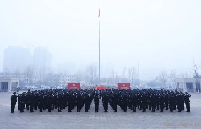 市公安局隆重举行庆祝第二个“中国人民警察节”升旗仪式-6.jpg